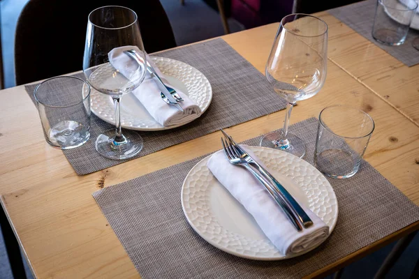 白と灰色の美しい食器セットのクローズアップショット — ストック写真