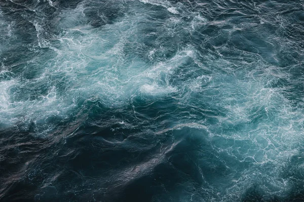 Μια Κοντινή Λήψη Από Κύματα Της Θάλασσας — Φωτογραφία Αρχείου