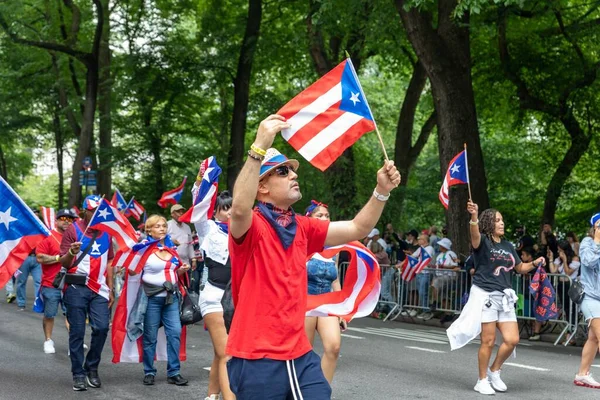 Una Gran Multitud Personas Saliendo Celebrar Desfile Del Día Puerto —  Fotos de Stock