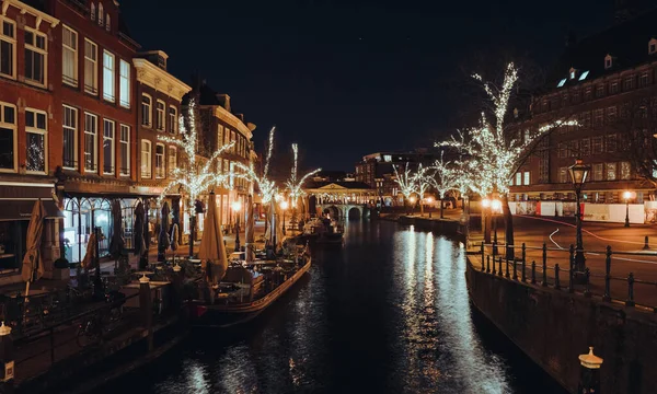 네덜란드 레이던에서 저녁에 배들이 운하가의 아름다운 — 스톡 사진