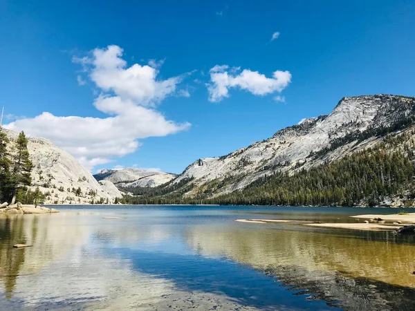 Красивое Озеро Деревьями Горами Облачным Небом Национальном Парке Йосемити — стоковое фото