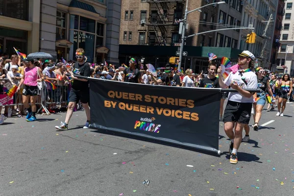 Een Menigte Pride Parade Een Zonnige Ochtend — Stockfoto