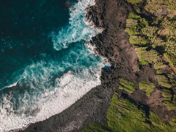 Vista Volo Uccello Delle Onde Che Infrangono Sulle Rocce — Foto Stock