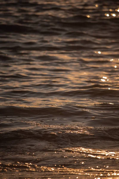 Vertikální Detailní Záběr Hladiny Mořské Vody Denního Světla — Stock fotografie