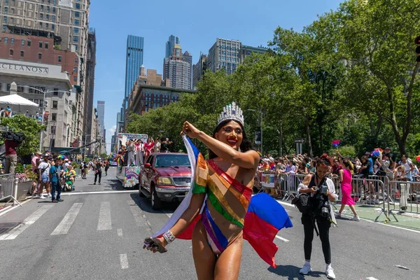 New York City, ABD 'de 2022 sayılı Onur Yürüyüşü' nü kutlayan insanlar