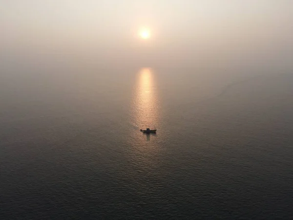 Vista Panorâmica Silhueta Pequeno Barco Pesca Lago Nebuloso Durante Pôr — Fotografia de Stock