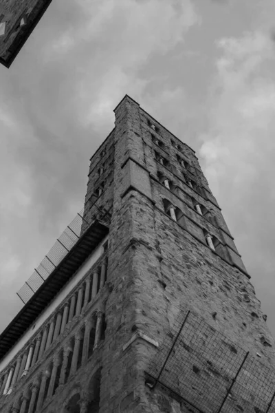 Gråskala Låg Vinkel Skott Klocktornet Corso Italia Chiesa Santa Maria — Stockfoto