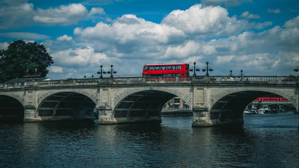 Une Vue Bus Rouge Classique Londres Traversant Pont Kingston Thames — Photo