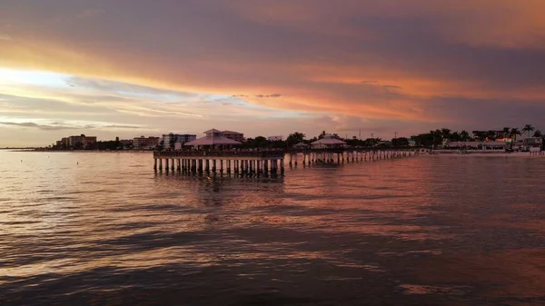 Florida, ABD 'deki Fort Myers Sahili rıhtımında dramatik bir gün batımı
