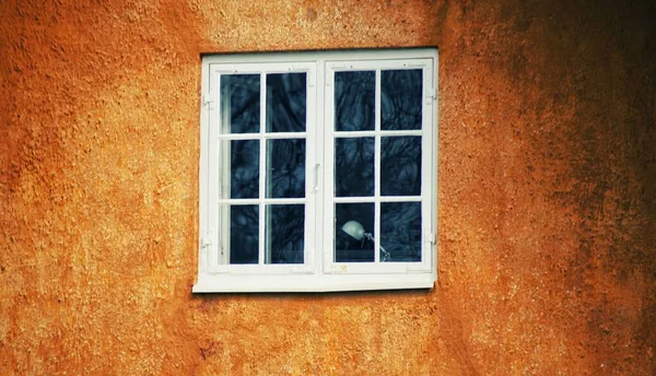 Крупный План Окна Белого Дома Оранжевой Стене — стоковое фото