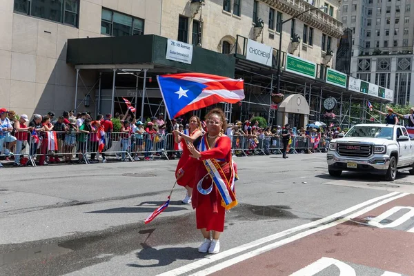 Las Grandes Multitudes Personas Las Calles Manhattan Celebran Desfile Del —  Fotos de Stock