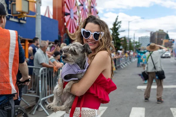 Brooklyn sokaklarındaki kalabalık Coney Adası Deniz Kızı Geçidi 'nin 40. yıldönümünü kutluyor.