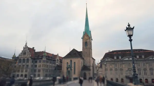 Una Vista Panoramica Una Chiesa Edifici Nel Centro Storico Zurigo — Foto Stock
