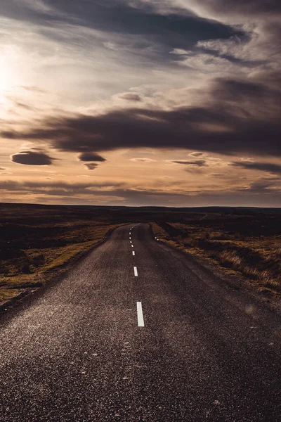 Uma Bela Vista Uma Estrada Vazia Com Campos Sob Céu — Fotografia de Stock