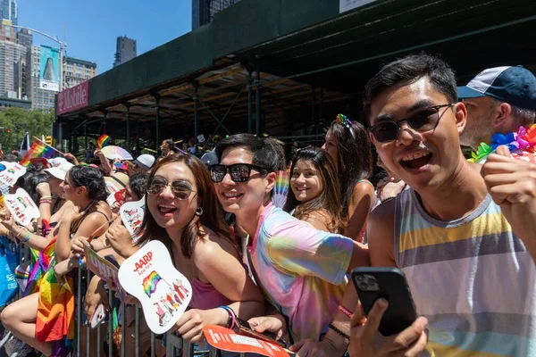 İnsanlar NYC Onur Yürüyüşü 'ne katılıyor.