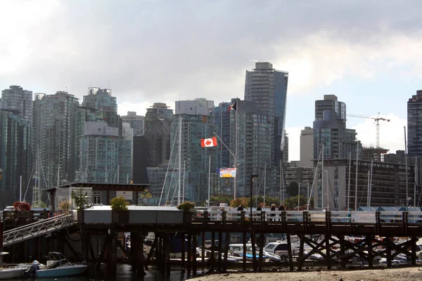 位于加拿大温哥华市中心的加拿大和不列颠哥伦比亚省的国旗 — 图库照片