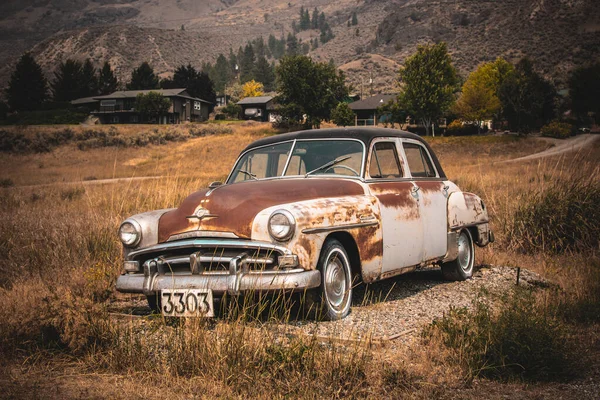 Velho Carro Enferrujado Abandonado Campo Kamloops Canadá — Fotografia de Stock