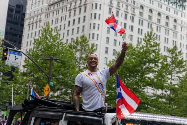 Hombre Con Una Bandera Vehículo Las Calles Manhattan Celebrando Desfile — Foto de Stock