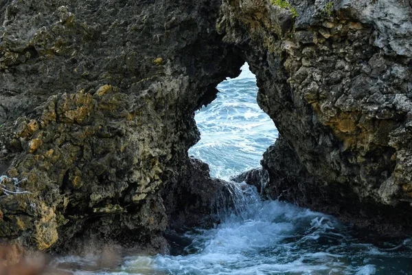 Nahaufnahme Eines Kleinen Lochs Zwischen Zwei Felsen Meer Der Küste — Stockfoto
