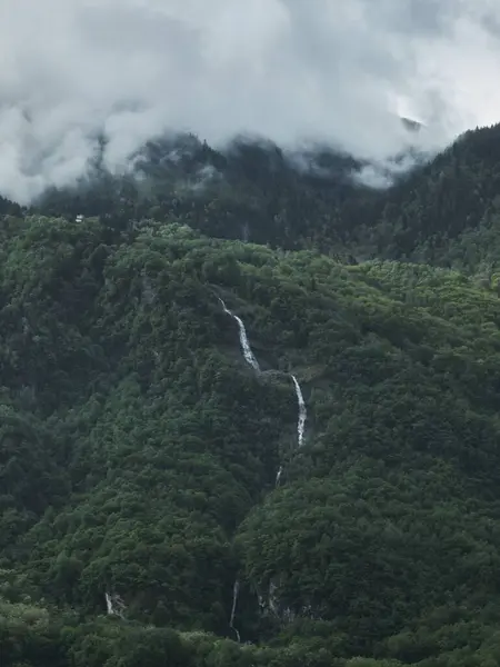 Tiro Vertical Belas Montanhas Dia Nublado Itália — Fotografia de Stock