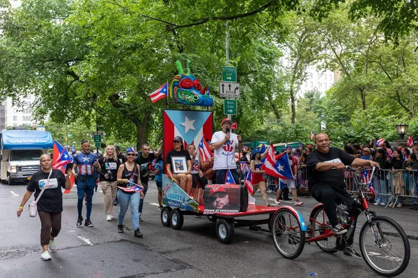 Manhattan sokaklarındaki kalabalık Porto Riko Günü Geçidi 'ni kutluyor.