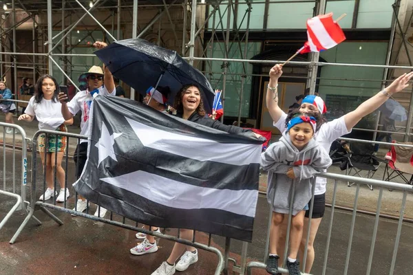 Grupo Adultos Crianças Nas Ruas Para Celebrar Desfile Dia Porto — Fotografia de Stock