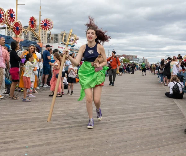 Brooklyn sokaklarındaki kalabalık Coney Adası Deniz Kızı Geçidi 'nin 40. yıldönümünü kutluyor.