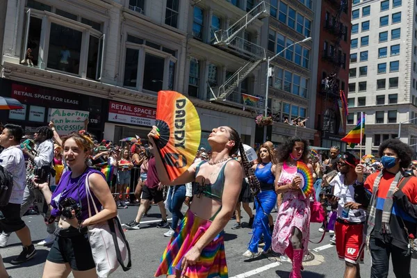 Radosni Ludzie Spacerujący Paradzie Dumy Nowym Jorku Czerwca 2022 — Zdjęcie stockowe