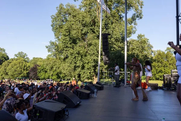 Prospect Park Brooklyn 'deki 13. Haziran kutlamasında kalabalık bir konser