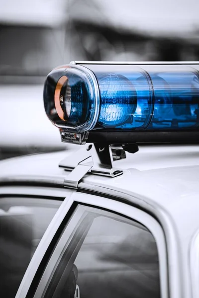 Una Luce Blu Sopra Auto Della Polizia — Foto Stock