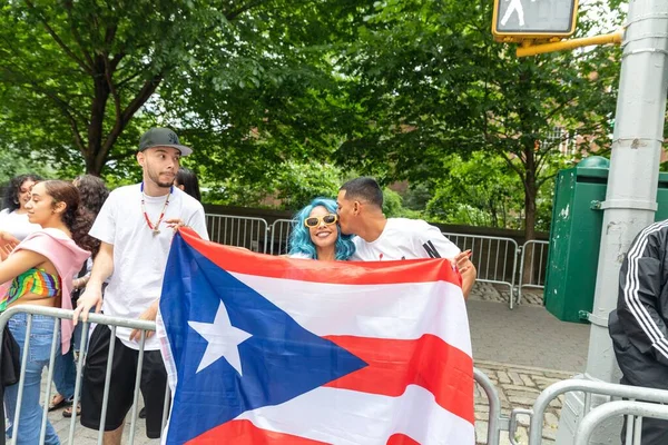 Porto Riko Günü Geçit Töreni 'ni New York City sokaklarında kutlayan kalabalık.