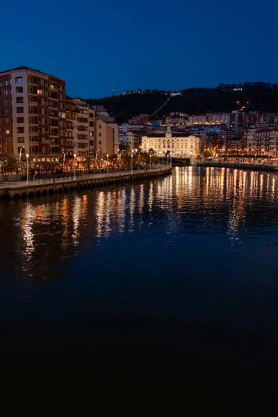 Água Rio Que Reflete Edifícios Costeiros Cidade Bilbau Espanha — Fotografia de Stock