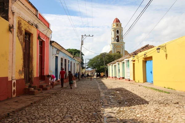 地元の人々とカラフルな建物を持つ植民地時代の旧市街トリニダード キューバ — ストック写真