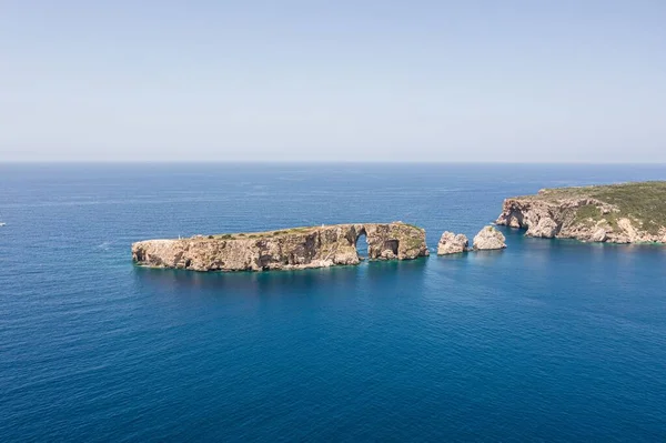 Una Vista Aerea Una Bella Isola Tranquilla Con Scogliere Sotto — Foto Stock