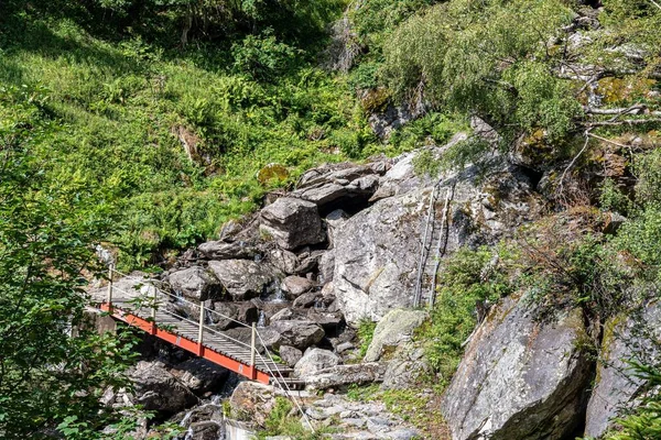Γέφυρα Πάνω Από Ένα Ρυάκι Για Ορεινό Μονοπάτι — Φωτογραφία Αρχείου