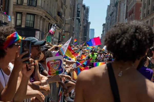 Gente Alegre Caminando Desfile Del Orgullo Ciudad Nueva York Junio —  Fotos de Stock