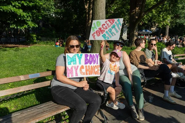 Washington Square Park New York 2022 Des Manifestants Tenant Des — Photo