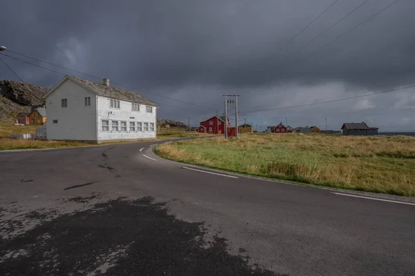 Pequena Aldeia Hamningberg Finnmark Noruega Sob Nuvens Escuras — Fotografia de Stock