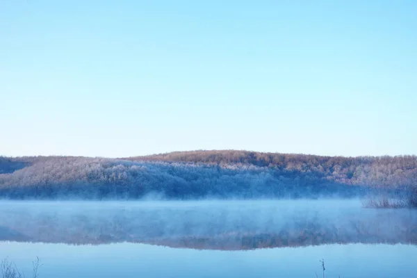 Красивый Снимок Лесистых Гор Отраженный Озере — стоковое фото