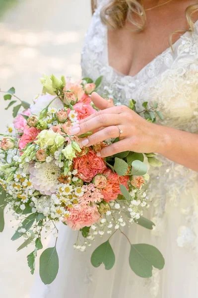 色とりどりの花の花束を持つ花嫁 — ストック写真