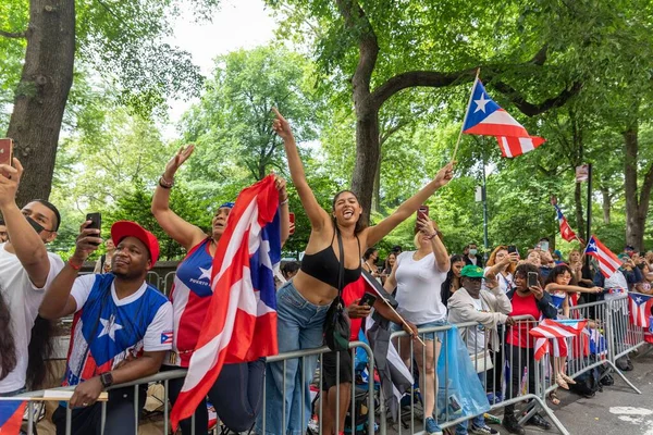 Las Grandes Multitudes Personas Las Calles Manhattan Celebran Desfile Del —  Fotos de Stock