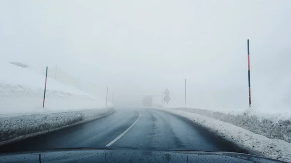 Pusta Autostrada Pośród Pokrytych Śniegiem Pól Widocznych Przedniej Szyby — Zdjęcie stockowe