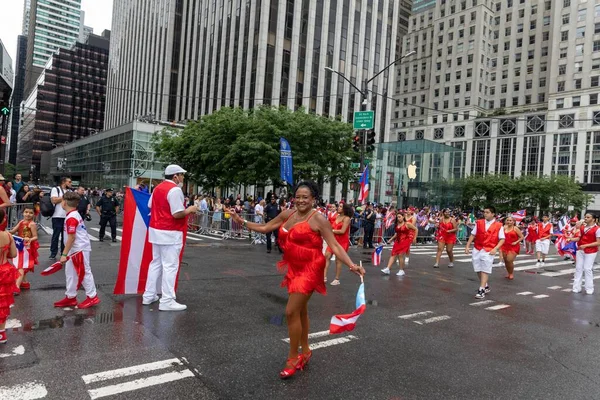 Persone Vestite Rosso Bianco Alla Parata Del Giorno Portoricano New — Foto Stock