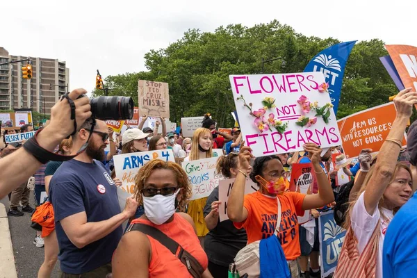 Large Crowd Protesting Guns Walking Cadman Plaza Brooklyn Brooklyn Bridge — Stock Photo, Image