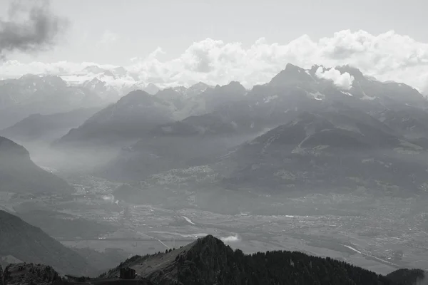 Eine Luftaufnahme Der Riesigen Berglandschaft Einem Nebligen Tag — Stockfoto