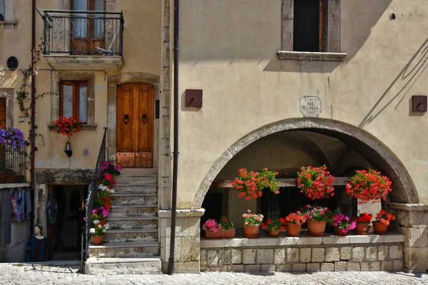 Die Fassade Eines Hauses Mit Eingang Und Blumengeschmückten Fenstern Pescocostanzo — Stockfoto