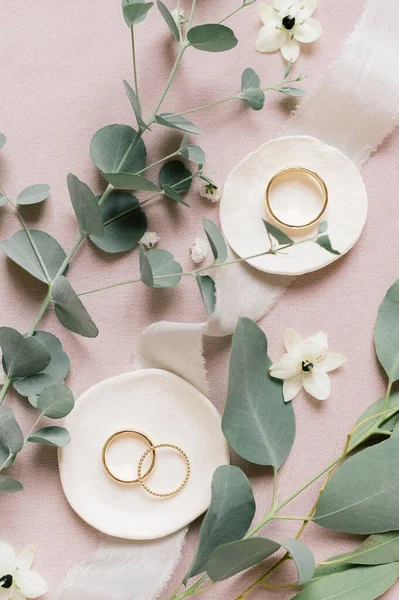 Μια Κάθετη Λήψη Των Δαχτυλιδιών Γάμου Που Περιβάλλεται Από Φυτά — Φωτογραφία Αρχείου