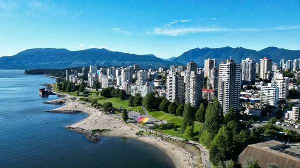 在阳光明媚的日子里 在英吉利海峡边的温哥华建筑的空中城市景观 — 图库照片