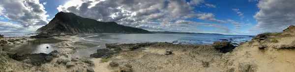 Скелястий Пляж Панорамним Видом — стокове фото