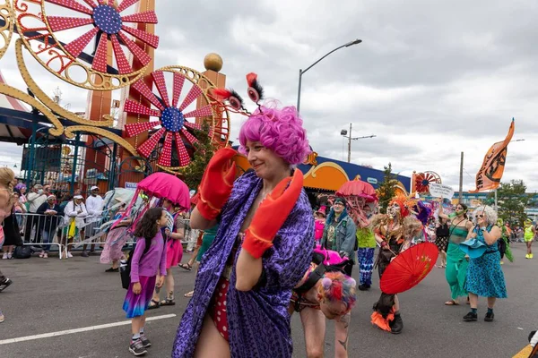 Stora Folkmassorna Gatorna Brooklyn Firar Coney Island Sjöjungfru Parad — Stockfoto